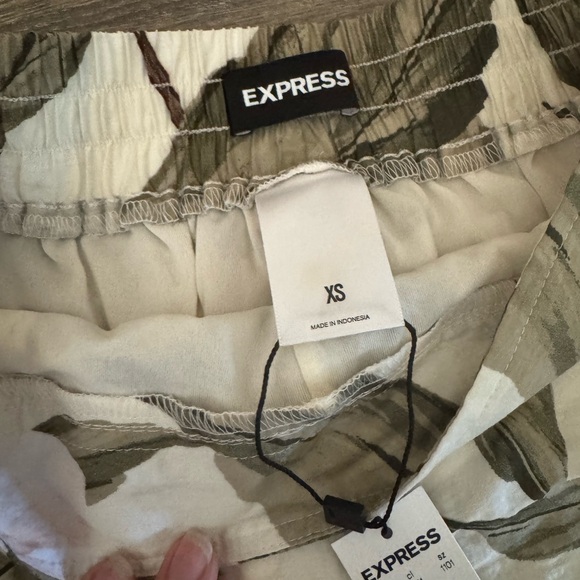 NWT express high waisted shorts - Picture 3 of 5